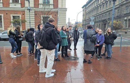 Grupowe zdjęcie uczestników wycieczki na Placu Matejki w Krakowie.