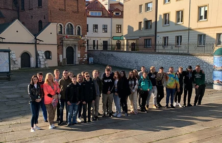 Grupowe zdjęcie uczestników wycieczki. 