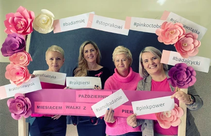 Na zdjęciu od lewej dyrektor szkoły p. Dorota Matlega, p. Ewa Chmielarz-Żwawa, p. Celina Jacewicz i p. Iwona Świętek. Zdjęcie wykonane na tle fotobudki promującej profilaktykę raka piersi. 
