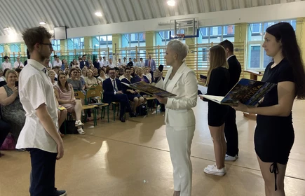 Uroczystość w Hali Sportowej CKZiU w Łapanowie.