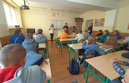 Zdjęcie przedstawia uczestników spotkania informacyjnego i przedstawicieli Fundacji Zwolnieni z Teorii oraz firmy Budimex. 