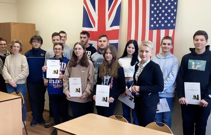 Zdjęcie grupowe uczestników konkursu „FORGET-ME-NOT” wraz z panią dyrektor - mgr inż. Dorota Matlęgą, p. Agnieszka Jędrychowską i p. Ewą Lorent. 