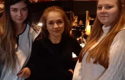 Na zdjęciu uczestnicy wycieczki w Operze Krakowskiej.