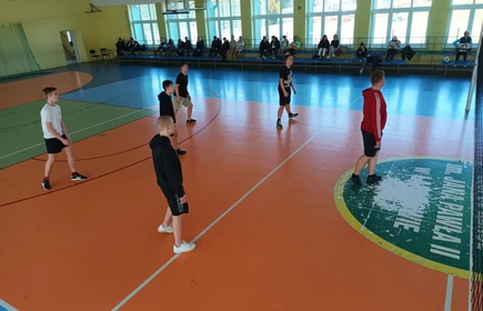 Na zdjęciu drużyny w czasie rozgrywek piłki siatkowej chłopców. Zdjęcie wykonane w Hali Sportowej CKZiU w Łapanowie.