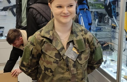 Uczennica kl. 1 TAw - Zuzanna Kaczmarczyk w sklepie z militariami.