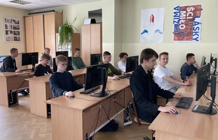 Na zdjęciu uczniowie kl. I TB grają w edukacyjna grę online „Galeria Marzeń – zagraj w sztukę!”. Zdjęcie wykonano w pracowni komputerowej w budynku B, sala nr. 8.