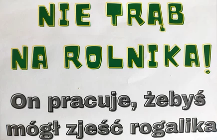 Napis: Nie trąb na rolnika, On pracuje, żebyś mógł zjeść rogalika.