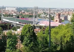 widok z góry na stadion i miasto