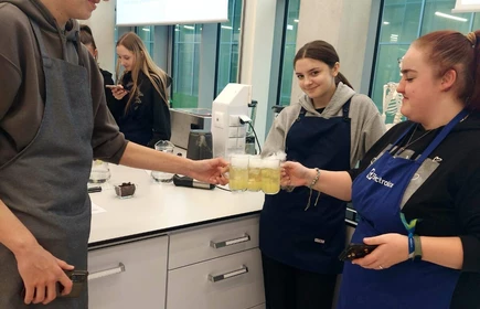 Na zdjęciu uczniowie CKZiU w Łapanowie podczas warsztatów edukacyjnych w Małopolskim Centrum Nauki Cogiteon.