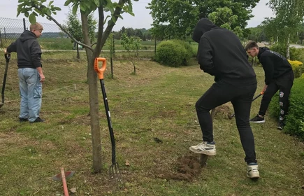Na zdjęciu uczniowie CKZiU w Łapanowie w czasie przygotowywania poletka do wysiewu ziół i kwiatów. Fotografia wykonana w szkolnym ogrodzie.