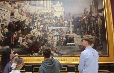 Na zdjęciu uczniowie CKZiU w Łapanowie podczas lekcji muzealnej „Język sztuki, analiza dzieła” w Muzeum Narodowym w Krakowie, oddział w Sukiennicach.