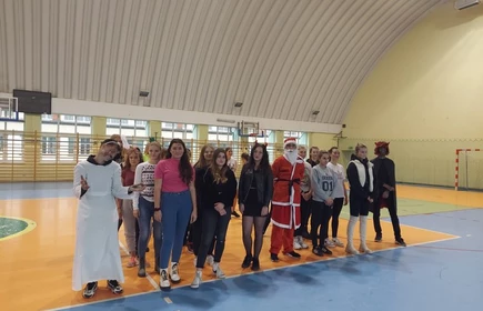 Zdjęcie przedstawia uczestników turnieju wraz z ekipą Mikołaja.