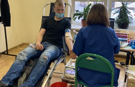 Fotografia barwna. Uczeń Paweł Kubik podczas oddawania krwi. Zdjęcie wykonano w CKZiU w Łapanowie.