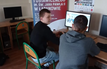 Na zdjęciu uczniowie CKZiU w Łapanowie rozwiązuje test on-line w ramach XII Mistrzostw Mechaników. Zdjęcie wykonane w CKZiU w Łapanowie.