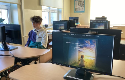 Na zdjęciu uczniowie CKZiU w Łapanowie podczas rozwiązywania testu konkursowego online. Zdjęcia wykonane w pracowni komputerowej.