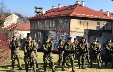 Obchody Narodowego Dnia Pamięci Żołnierzy Wyklętych w Bochni - uroczystości pod Pomnikiem Generała Okulickiego w Bochni, Salwa Honorowa.
