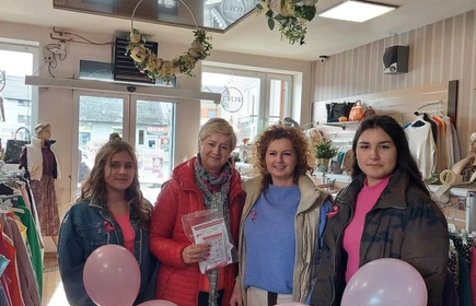 Na zdjęciu pani Celina Jacewicz i uczennice biorące odział w akcji „Październik miesiącem świadomości raka piersi", podczas rozdawania ulotek mieszkankom gminy Łapanów.