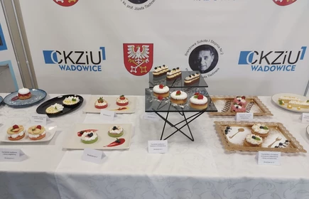 Na zdjęciu tartaletki przygotowane prze różne drużyny biorące udział w konkursie "Mam zawód. Mam fantazję". Zdjęcie wykonane w CKZiU w Wadowicach.