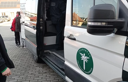 Na zdjęciu młodzież zapoznaje się z wyposażeniem samochodu Inspekcji Transportu Drogowego. 