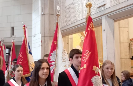 Poczet Sztandarowy CZKiU w Łapanowie. Od lewej: Barbara Wiśniowska, Jan Żak, Maria Pacek.