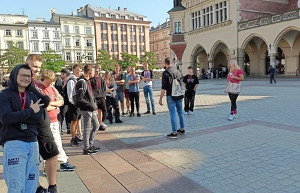 Na zdjęciu uczniowie branży budowlanej podczas wycieczki przedmiotowej do Krakowa.