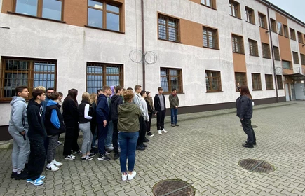 Na zdjęciu uczniowie biorący udział w wycieczce do Zakładu Karnego.