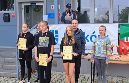 Na zdjęciu pierwsza od prawej z dyplomem - Klaudia Hejmo, kl. II TA - I miejsce.