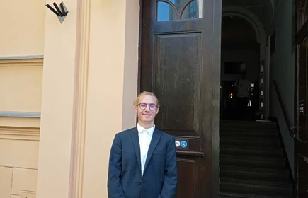 Igor Prorok na tle budynku Centrum Młodzieży w Krakowie