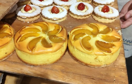 Ciasta i ciasteczka wypiekane w cukierni.