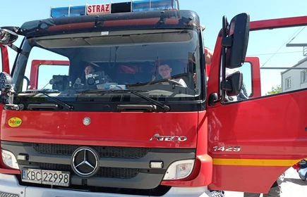 Uczniowie w wozie strażackim.