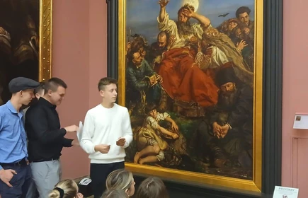 Na zdjęciu uczniowie CKZiU w Łapanowie podczas lekcji muzealnej „Język sztuki, analiza dzieła” w Muzeum Narodowym w Krakowie, oddział w Sukiennicach.
