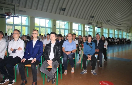 Młodzież i nauczyciele zgromadzeni na Hali Sportowej CKZiU w Łapanowie.