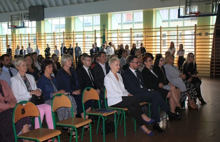 Młodzież i nauczyciele zgromadzeni na Hali Sportowej CKZiU w Łapanowie.