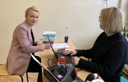 Fotografia barwna. Pani dyrektor - mgr inż. Dorota Matlega podczas czynności przygotowujących do oddawania krwi. Zdjęcie wykonano w CKZiU w Łapanowie.