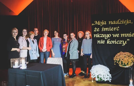 Grupowe zdjęcie uczestników wydarzenia pn. Zaduszki Poetyckie