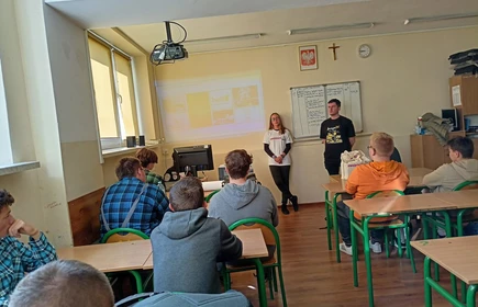 Zdjęcie przedstawia uczestników spotkania informacyjnego i przedstawicieli Fundacji Zwolnieni z Teorii oraz firmy Budimex. 