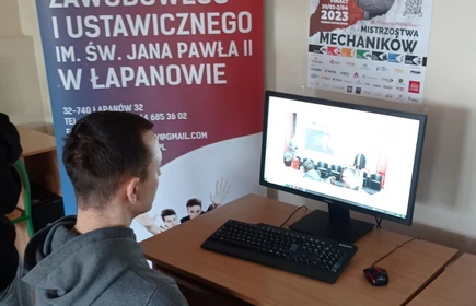 Na zdjęciu uczeń CKZiU w Łapanowie rozwiązuje test on-line w ramach XII Mistrzostw Mechaników. Zdjęcie wykonane w CKZiU w Łapanowie.