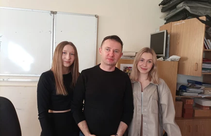 Na zdjęciu od lewej: Katarzyna Bzdyl. pan Rafał Ignacyk i Aneta Kaja. Zdjęcie wykonane w CKZiU w Łapanowie. 