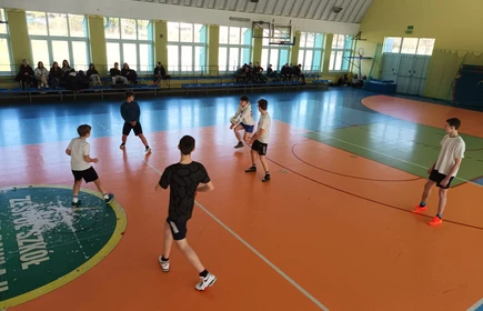 Na zdjęciu drużyny w czasie rozgrywek piłki siatkowej chłopców. Zdjęcie wykonane w Hali Sportowej CKZiU w Łapanowie.
