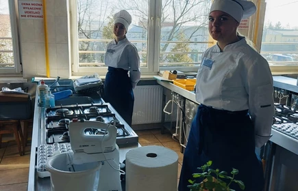 Na zdjęciu uczennice biorące udział w konkursie "Mam zawód. Mam fantazję" przy stanowisku konkursowym. Na pierwszym planie Zuzanna Korta, na drugim Alicja Kasprzyk. Zdjęcie wykonane w CKZiU w Wadowicach.
