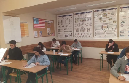 Uczestnicy konkursu w czasie rozwiązywania quizu.