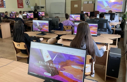 Na zdjęciu uczniowie kl. I TB grają w edukacyjna grę online „Galeria Marzeń – zagraj w sztukę!”. Zdjęcie wykonano w pracowni komputerowej w budynku B, sala nr. 8.