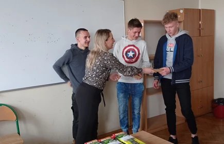 Na zdjęciu od lewej: pani Beata Maciaś, Dawid Kufta, Hubert Miękina i Paweł Kubik.