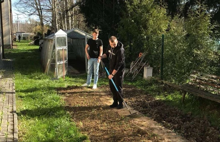 Na zdjęciu uczniowie kierunku technik rolnik wykonują prace polowe - prace w szklarni.