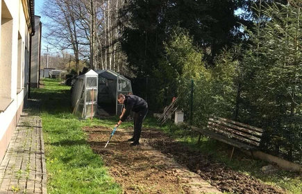 Na zdjęciu uczniowie kierunku technik rolnik wykonują prace polowe - prace w szklarni.