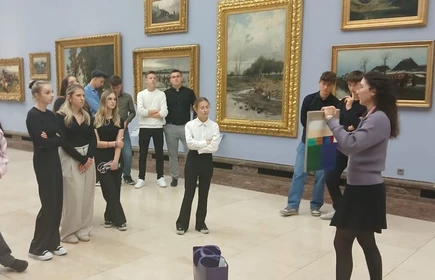 Na zdjęciu uczniowie CKZiU w Łapanowie podczas lekcji muzealnej „Język sztuki, analiza dzieła” w Muzeum Narodowym w Krakowie, oddział w Sukiennicach.