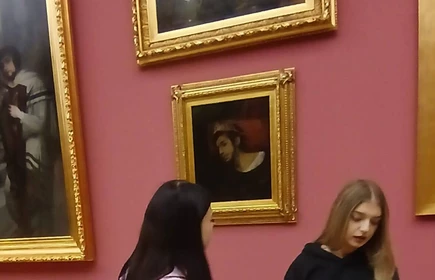 Na zdjęciu uczniowie CKZiU w Łapanowie podczas lekcji muzealnej „Język sztuki, analiza dzieła” w Muzeum Narodowym w Krakowie, oddział w Sukiennicach.