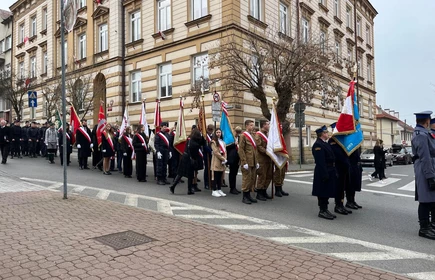 Poczet Sztandarowy CKZiU w Łapanowie na uroczystościach z okazji Narodowego Święta Niepodległości w Bochni. Fotografia barwna.