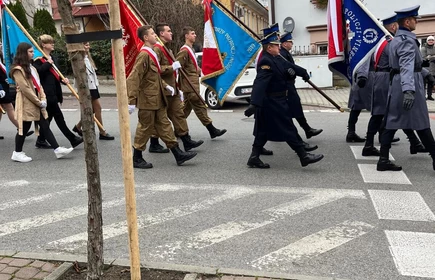 Poczet Sztandarowy CKZiU w Łapanowie na uroczystościach z okazji Narodowego Święta Niepodległości w Bochni. Fotografia barwna.