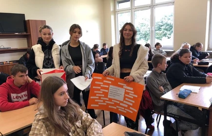 Na zdjęciu członkowie Komisji Skrutacyjnej i uczniowie biorący udział w głosowaniu.